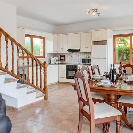 Вилла In Sleeps 6 Includes Swimming Pool Air Con And Wifi 4 *