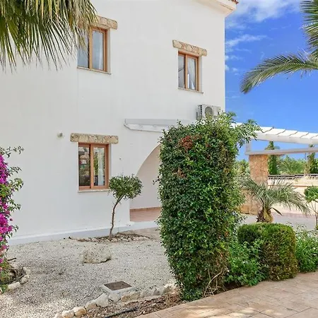 Villa In Sleeps 6 Includes Swimming Pool Air Con And Wifi 4 *